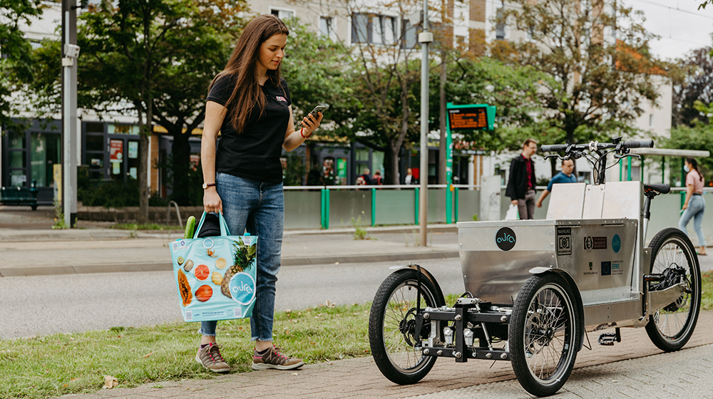 The University of Magdeburg is developing an autonomous delivery bike that can be called by app (c) Jana Dünnhaupt / Uni Magdeburg The University of Magdeburg is developing an autonomous delivery bike that can be called by app (c) Jana Dünnhaupt / Uni Magdeburg